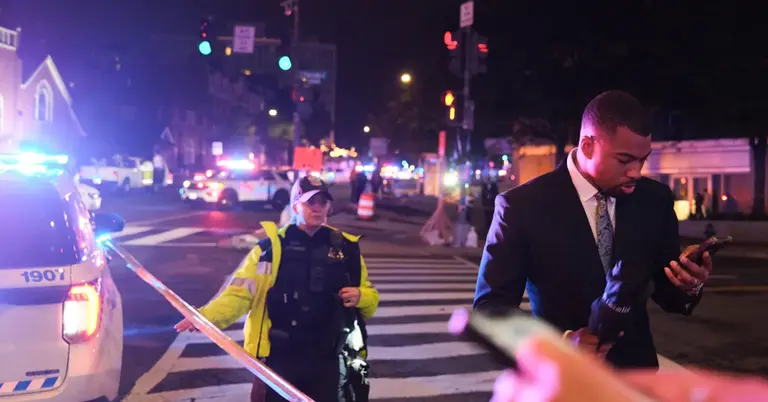 গুলির শব্দ শোনার পর ভারী পুলিশ উপস্থিতির মধ্যে অতিথিরা ওয়াশিংটন হিলটন থেকে প্রস্থান করছেন